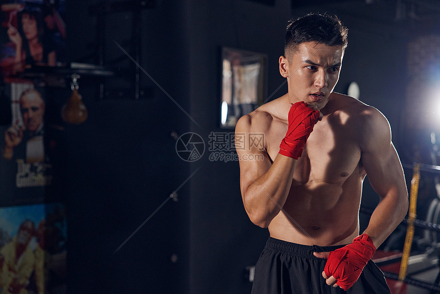 黑暗中锻炼的拳击手图片