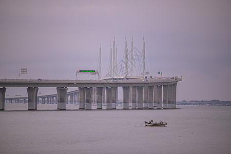 青岛胶州湾跨海大桥与渔船图片