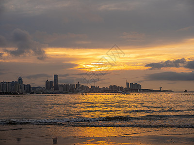 朝霞中的青岛浮山湾背景