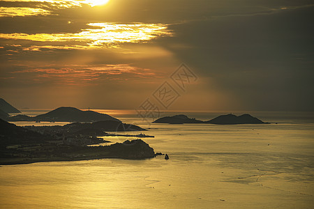 大海上空的光影背景图片