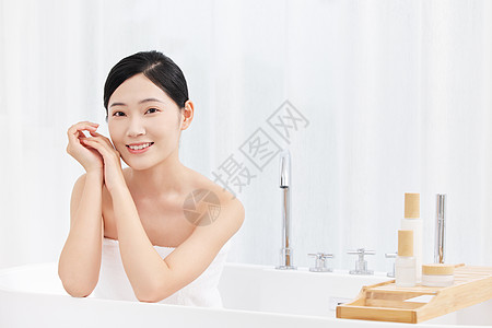 沐浴后的女性使用身体乳图片