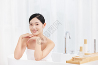 青年女性居家泡澡形象图片