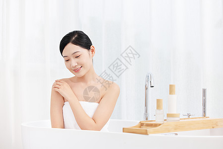 年轻女性沐浴后身体护肤图片