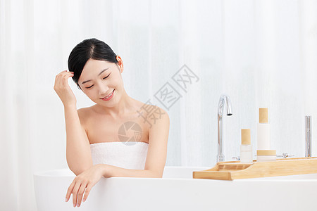 年轻女性沐浴后使用身体乳图片