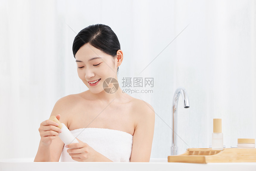 青年女性居家泡澡护肤图片