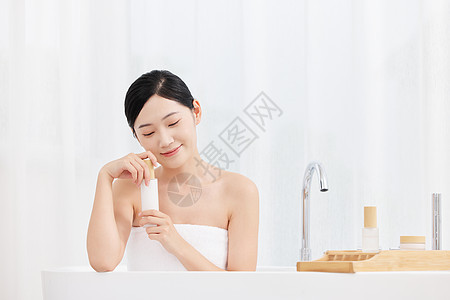青年女性居家泡澡使用乳液护肤图片