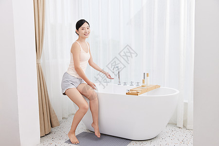 女性居家泡澡前准备图片