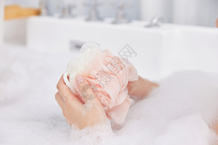 女性泡澡使用浴球特写图片