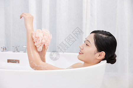 女性泡澡使用沐浴球图片