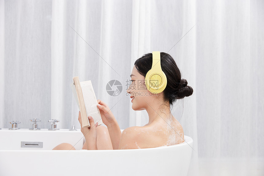 女性洗泡泡浴听音乐看书图片