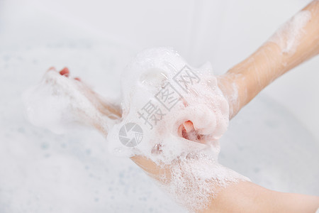 女性泡澡使用浴球特写图片