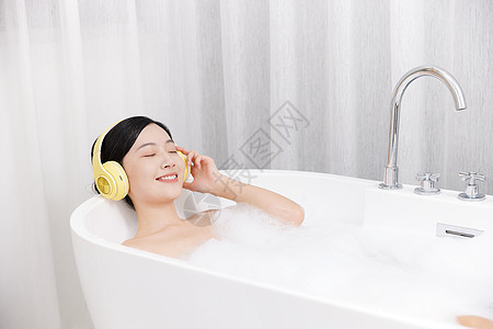 女性洗泡泡浴听音乐图片
