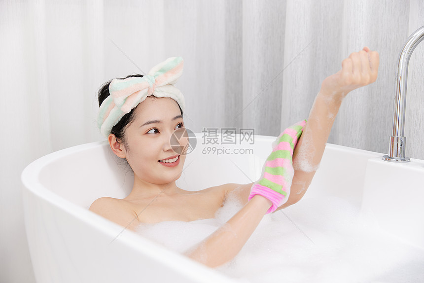 年轻女性居家泡澡使用搓澡巾图片