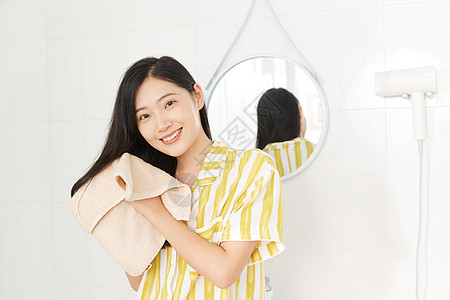 青年女性使用毛巾擦头发高清图片