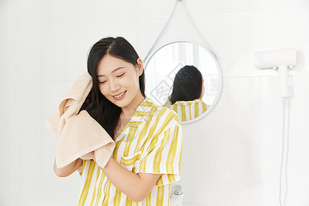 居家女性使用毛巾护理头发图片