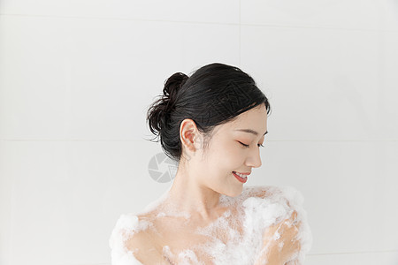 淋浴模特年轻女性使用沐浴球洗澡淋浴背景