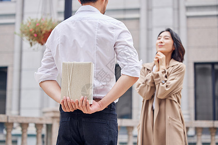 情人节送礼男性给女性送惊喜礼物背景