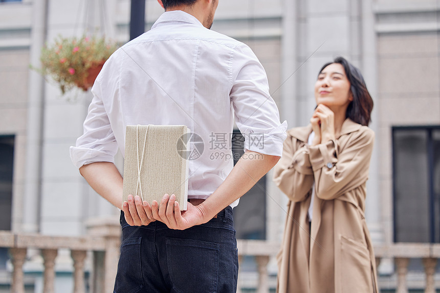 男性给女性送惊喜礼物图片