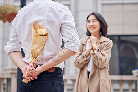 男性给女性送惊喜礼物图片