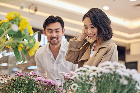 情侣夫妻在挑选鲜花图片