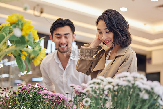 情侣夫妻在挑选鲜花图片