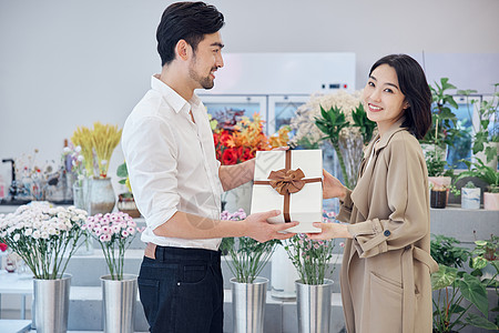 情侣送礼物男性给女性赠送礼物背景