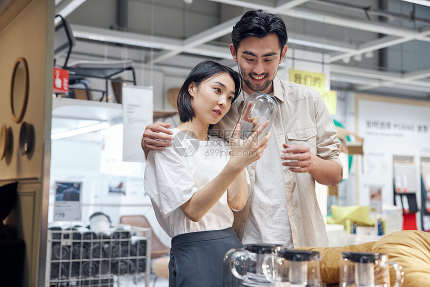 购物逛街挑选商品的夫妻图片