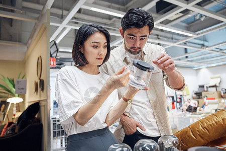 逛街购物置办家居的情侣夫妻图片