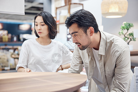 逛街购物置办家居的情侣夫妻图片