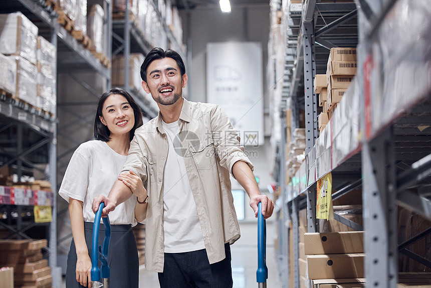 夫妻情侣在商场仓库提货图片