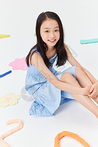 小女孩玩彩泥玩具背景图片
