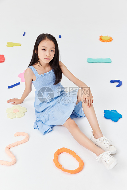 甜美小女孩和彩泥玩具图片