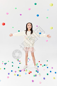 可爱小女孩用手接彩色乓乓球图片