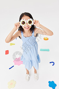 儿童节天真可爱小女孩戴太阳镜背景图片