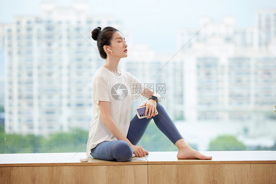 女性居家锻炼做瑜伽图片