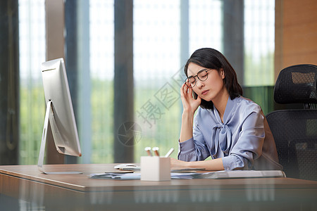 商务女性上班时肩膀酸痛不舒服背景图片