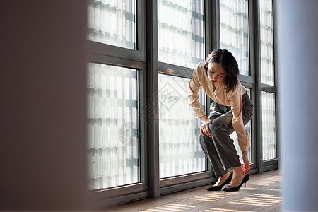 商务女性穿高跟鞋不适图片