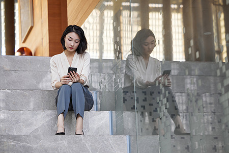 坐在楼梯上心情不好的商务女性图片