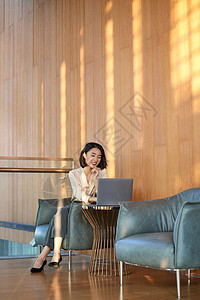 商务女性在休息区办公图片