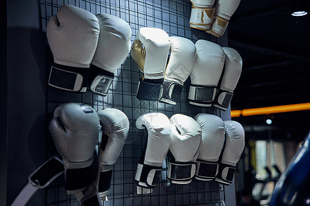 健身房里的拳击手套图片