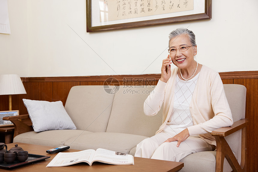 老奶奶晚年退休居家生活打电话图片