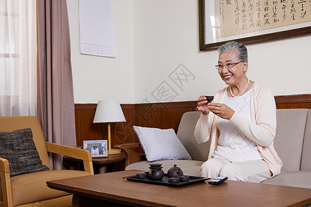 老奶奶晚年居家生活喝茶看电视图片