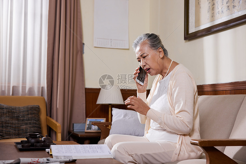 老奶奶晚年退休居家生活打电话图片