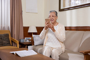 老奶奶晚年退休居家生活看手机图片