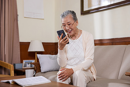 老奶奶晚年退休居家生活手机语音通话图片