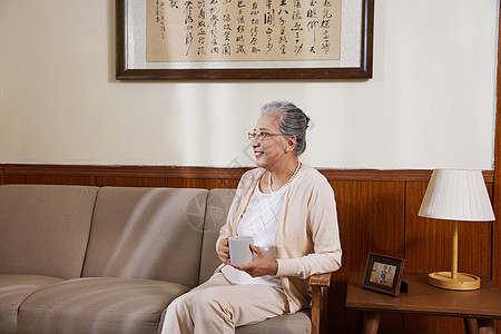 老奶奶晚年退休居家生活喝茶图片