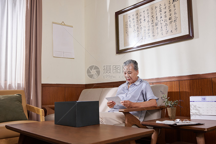 老奶奶晚年退休居家生活图片