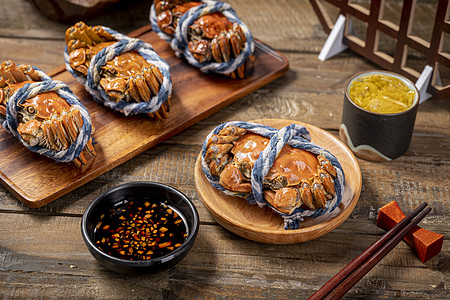 中国风木桌上的饱满大闸蟹背景