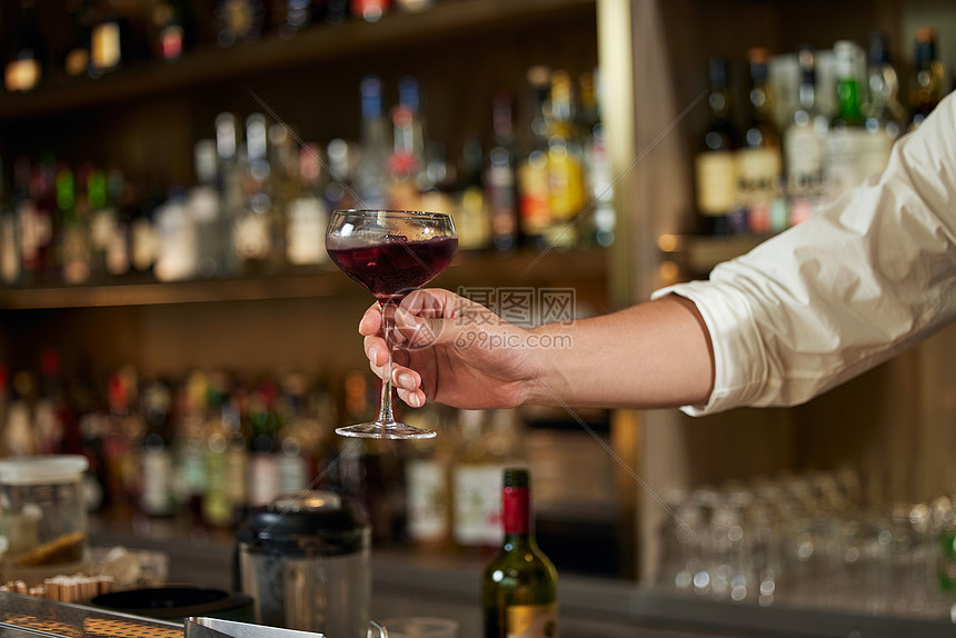 调酒师递鸡尾酒动作特写图片