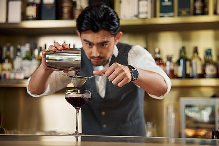 帅气调酒师调制鸡尾酒图片素材